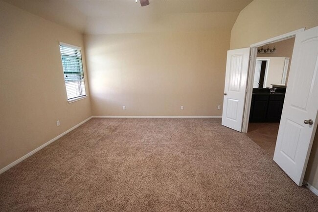 Building Photo - 1067 Cedar Lake Ct