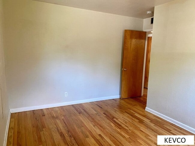 Building Photo - Great Three Bedroom, Close to Everything!