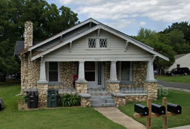 Building Photo - 2823 E Bessemer Ave