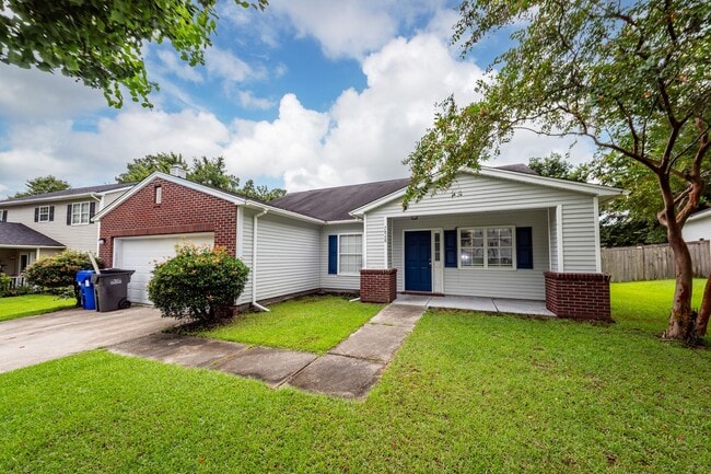 Building Photo - 4 Bedroom, 2 Bathroom Home in Park Hill Pl...