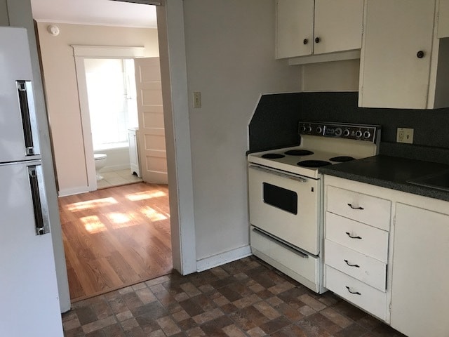 Kitchen - 208 E Twohig Ave