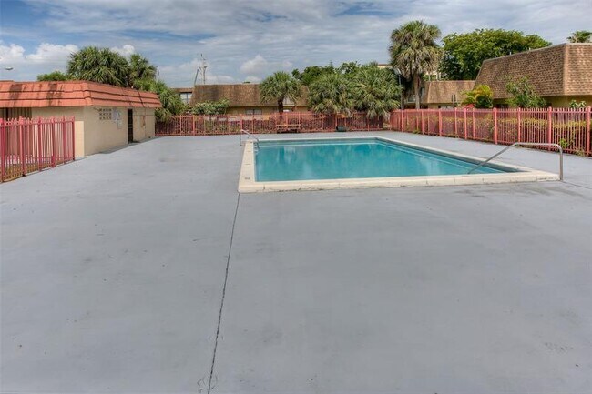 Building Photo - 2500 W 67th Pl