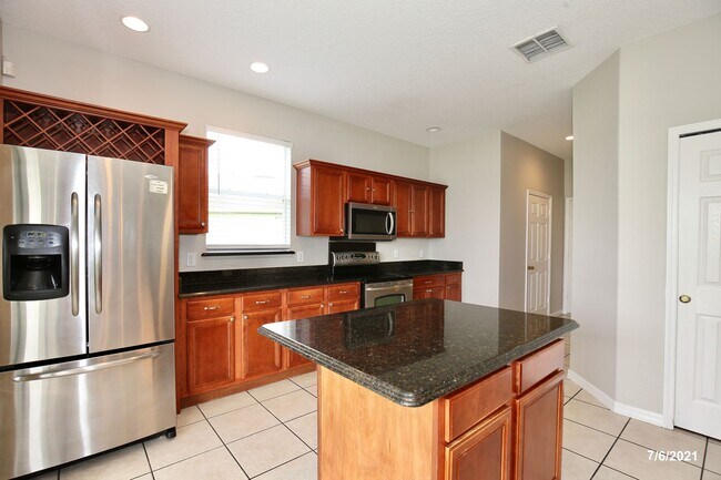 Building Photo - Gorgeous 4/2.5 Home with a 2 Car Garage Lo...