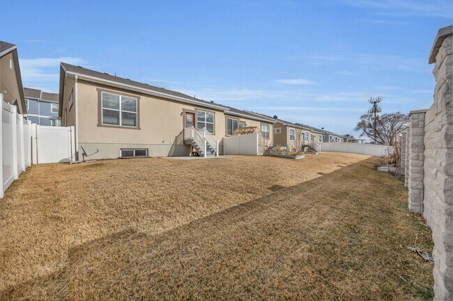 Building Photo - 3 Bedroom Townhome in Riverton!