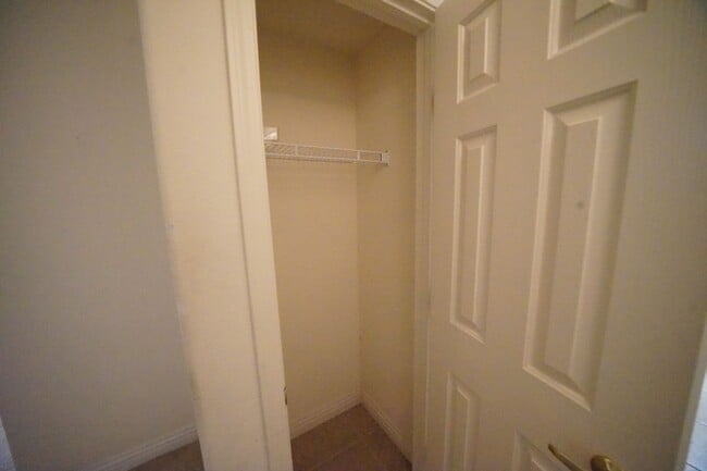 Building Photo - SHOWINGS AVAILABLE NOW