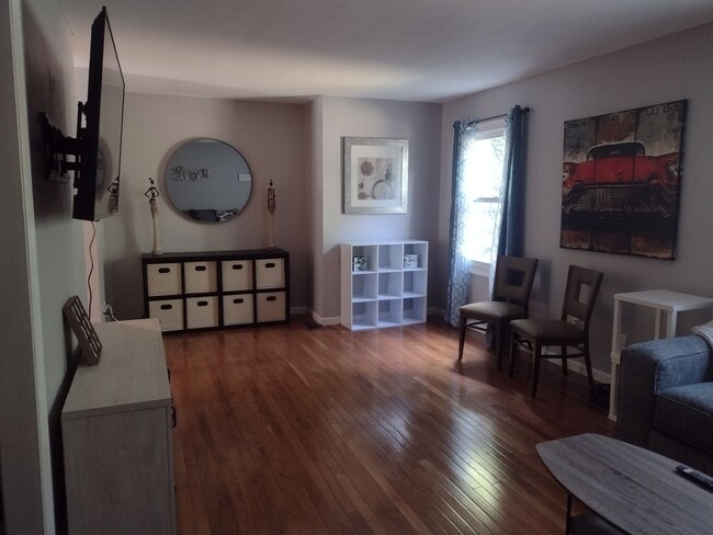 Building Photo - Beautifully renovated 4 bed 5 bath condo with a private back yard