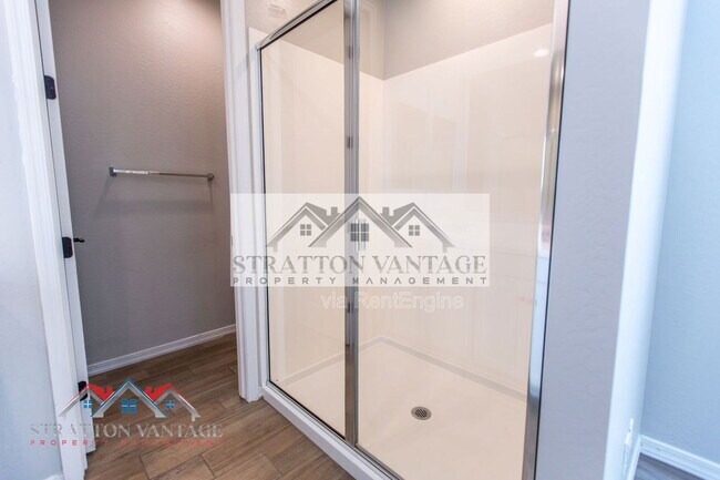 Building Photo - 36005 W San Clemente Ave