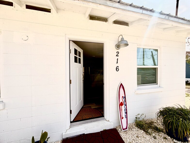 Building Photo - 216 La Paloma Pl