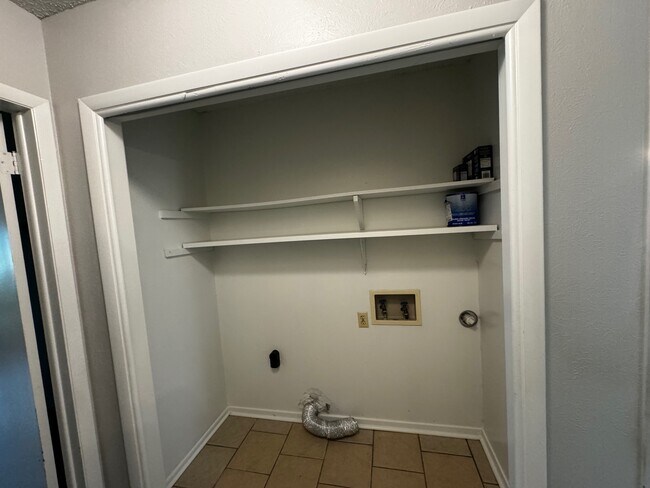 Laundry - 1711 Iris Cir