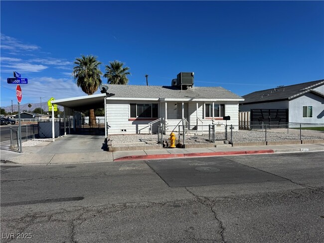 Building Photo - 1300 E Nelson Ave
