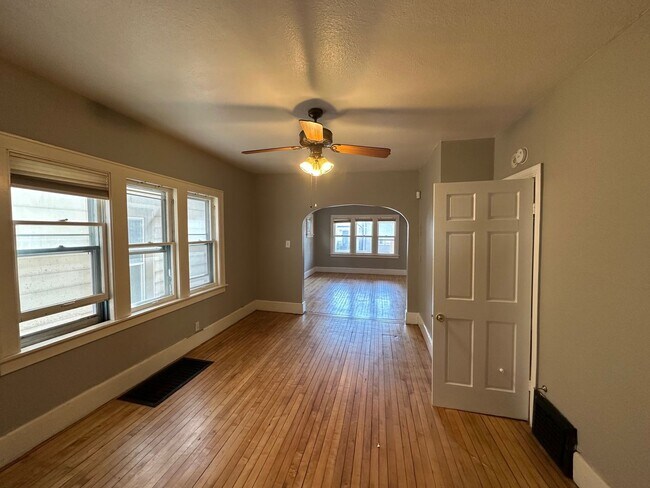 Building Photo - 824 E Wright St