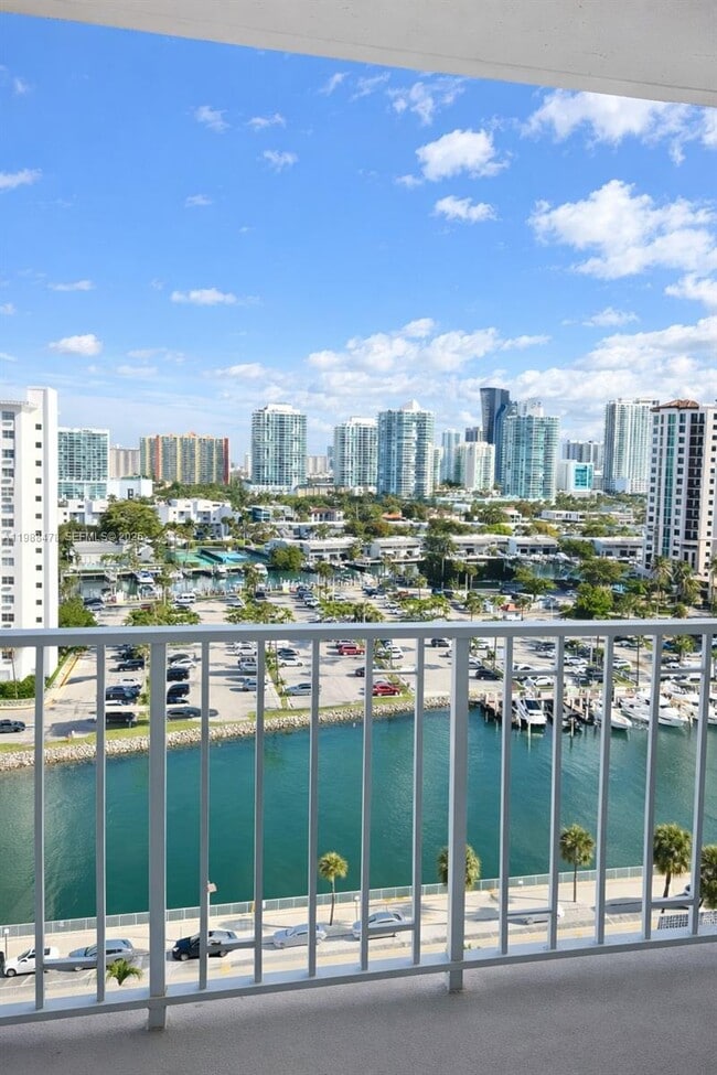 Building Photo - 500 Bayview Dr