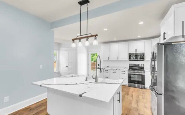 Building Photo - Gorgeous 3/2 Located 1 Block From Downtown Greenville!