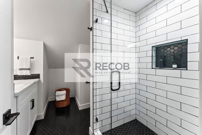 Building Photo - 832 Desty St