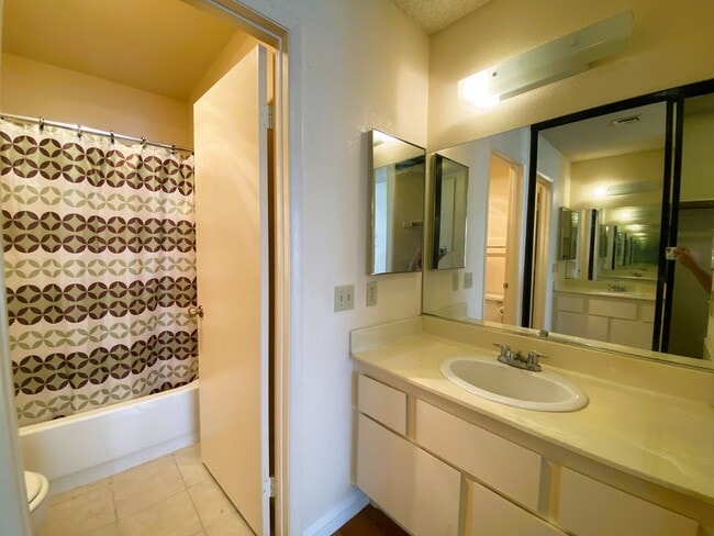 Building Photo - Lovely dual master condo in a gated community with a large patio! Easy access to the strip, Great...