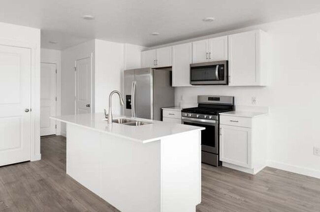 Building Photo - Like New 3 Bd 2.5 Bath Townhome