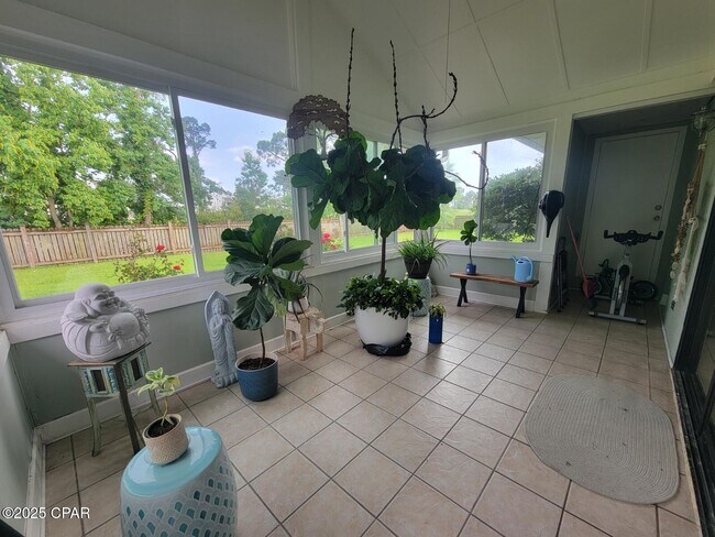 Building Photo - 633 Amberjack Dr