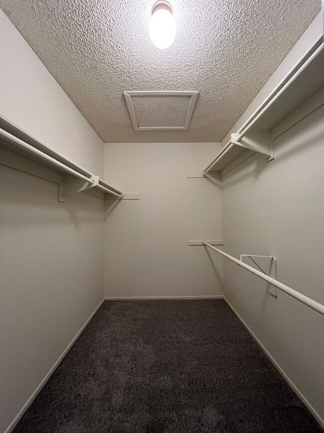 Building Photo - LOCATION! Move-in ready 2+2 w/parking, pool + balcony!