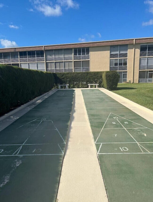 Building Photo - 600 Village Green Ct