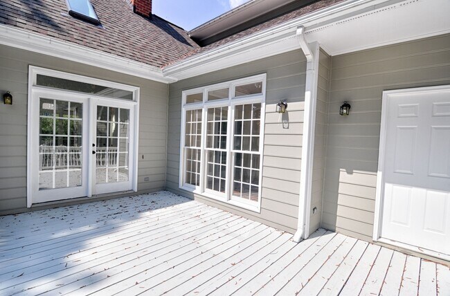 Building Photo - Delightful in Downing Creek