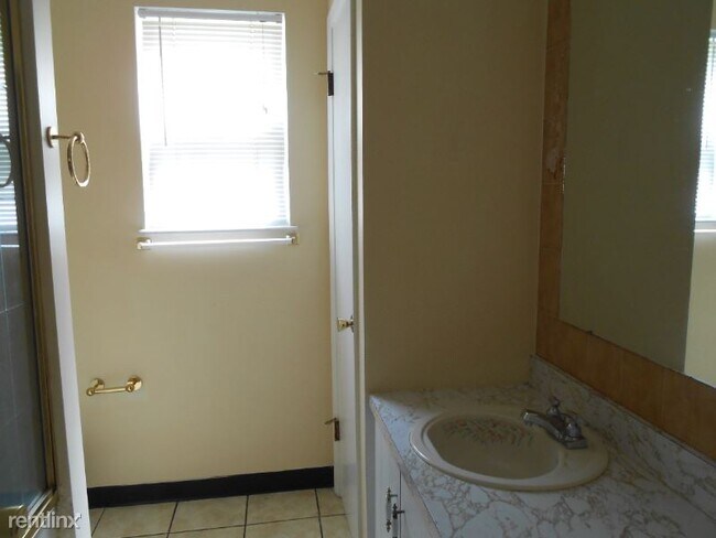 Building Photo - 2 br, 1.5 bath Townhome - 6638 Chasteen Ln