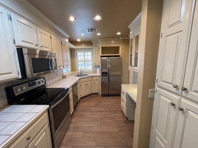 Building Photo - 55 and up community!!  2 bed flex floorplan with office, bright natural light throughout, 2 car g...