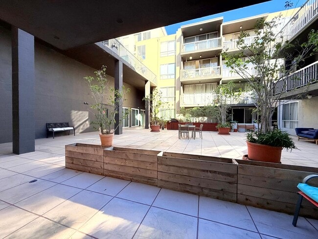 Building Photo - ***MOVE-IN SPECIAL 2 WEEKS FREE RENT***Beautiful Renovated Spacious Courtyard One Bedroom with pa...