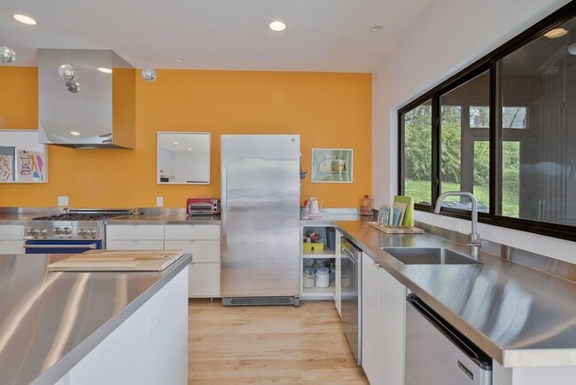 Building Photo - Custom-Built 4 Bed/ 2 Full + 2 Half Bath Modern Home at the base of Love Circle, Fully Furnished,...