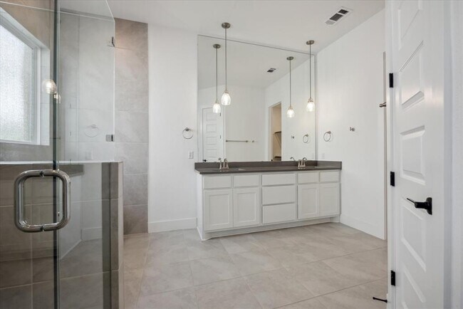 Building Photo - 1325 Kneehigh Ln