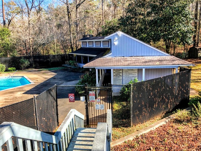 Building Photo - 3 bedroom 2.5 bathroom Home Near UGA and on the UGA Busline!