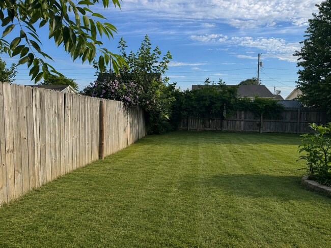 Building Photo - 3 Bed Home with a Large Fenced in Back Yard