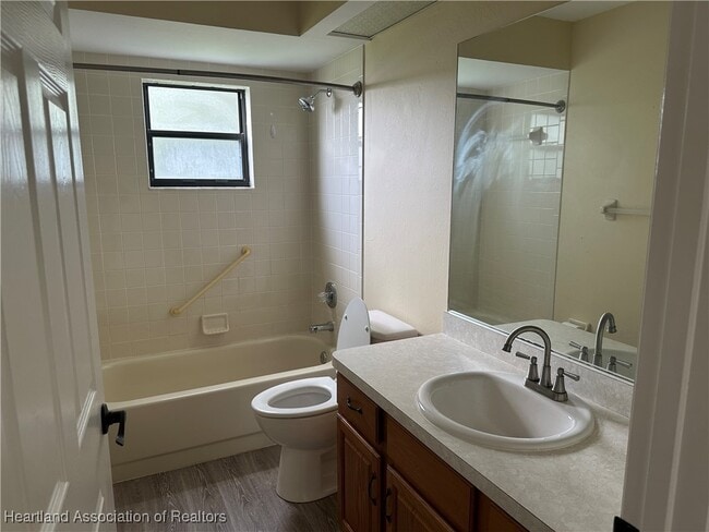 Building Photo - 2531 N Orangewood St
