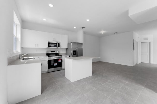 Building Photo - 2803 SE 26th Ave