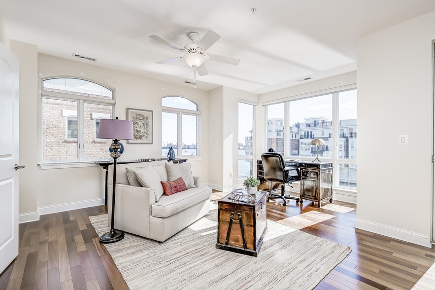 Building Photo - 621 Ponte Villas N