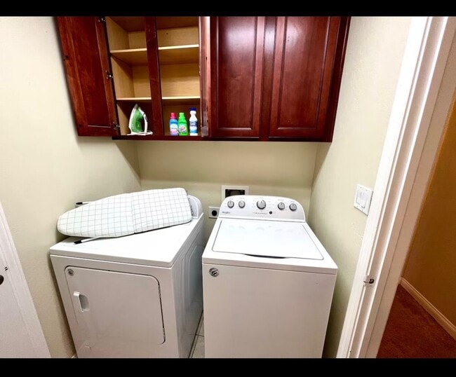 Building Photo - Super Great Deal on this fully furnished 4 BD 2 BA house with a Pool and Solar