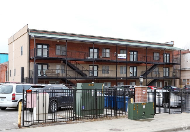 Building Photo - 424 W McDaniel St