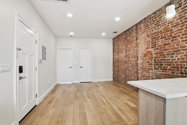 Building Photo - 233 1/2 Summit Ave