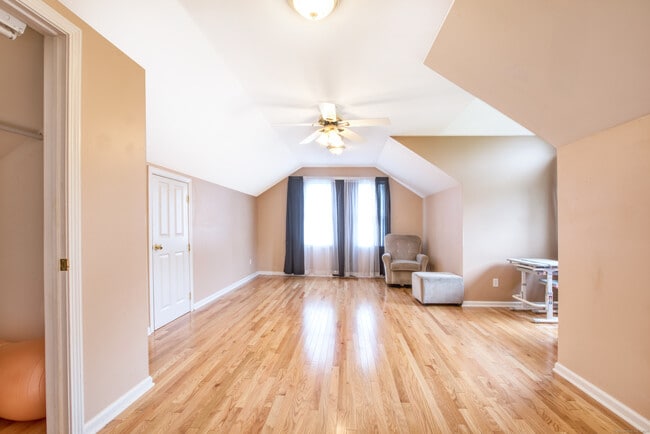 Building Photo - 9 Mayflower Ln