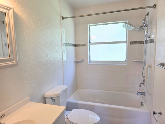 Building Photo - 2 bedroom, 1.5 bath home with 1 car garage