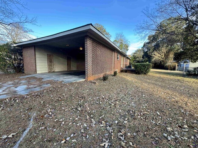 Building Photo - 501 Pinecrest Rd