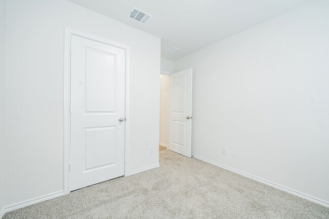 Building Photo - 2139 Thornton Dr