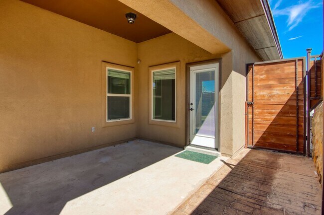 Building Photo - Beautiful East side House with 4 bed-2 baths