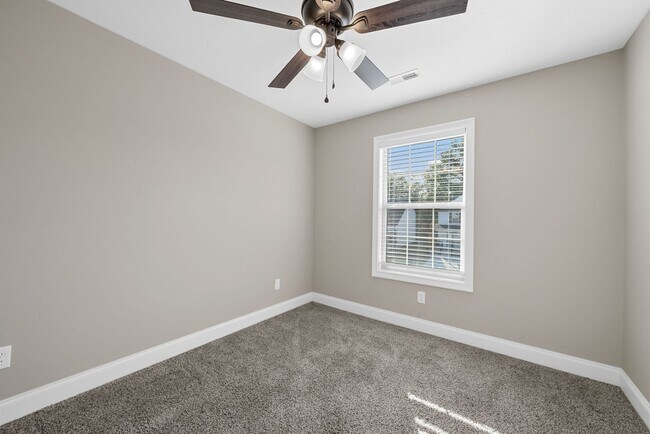 Building Photo - Like New Home Minutes from Fort Campbell!