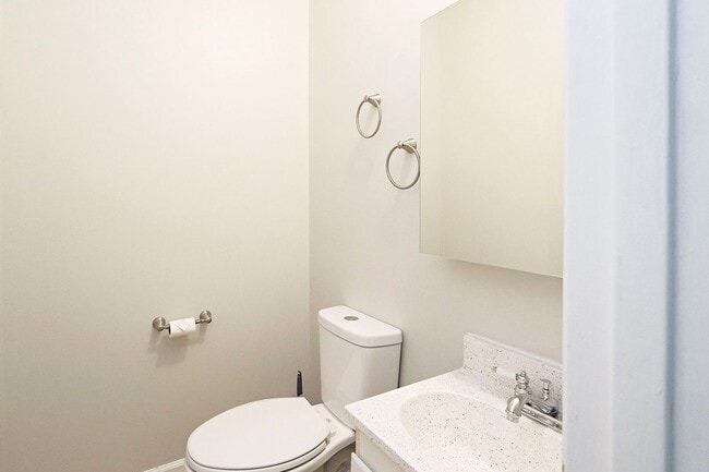 Building Photo - Move-in Ready One Level Home Walkable to C...