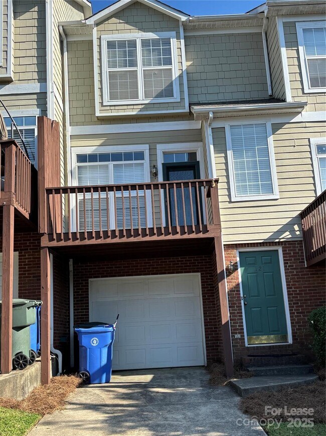 Building Photo - 121 Woodsong Ln