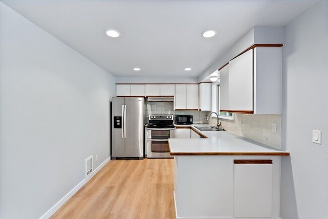 Building Photo - 3 Bed 2 Bath Fully Fenced Split Level Lake...