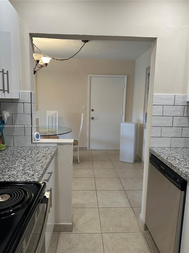 Building Photo - 9456 SW 77th Ave