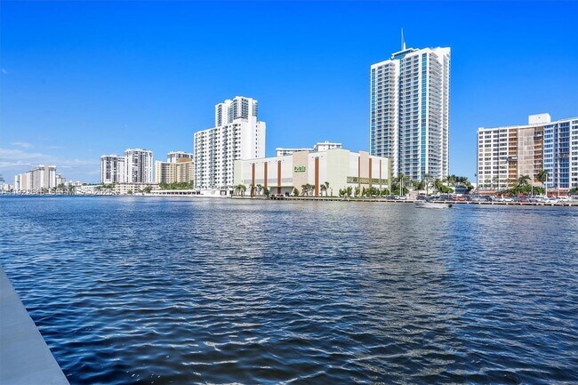 Building Photo - 600 Parkview Dr