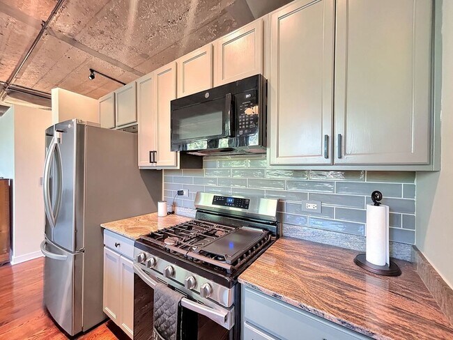 Building Photo - 1151 W 14th Pl