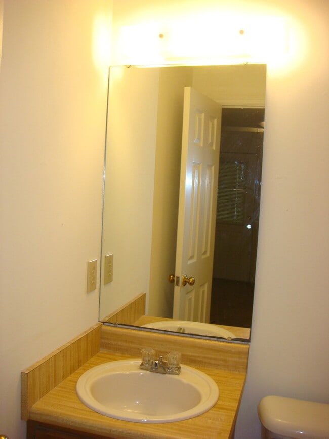 Building Photo - Renovated Duplex in Auburn!